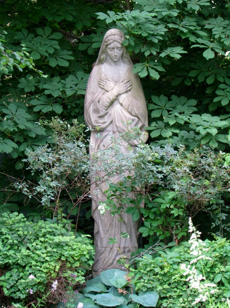 Notre-Dame de Sénanque qui veille sur les jardins